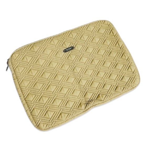 Rare‼️Like new‼️Tumi 17” Quilted Soft Laptop Sleeve - Picture 1 of 1